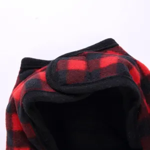 Primo piano del cappotto scozzese rosso e nero per cani con tessuto morbido e velcro