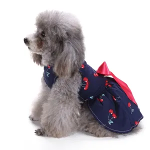 Reizendes Haustierkleid mit Kirschmuster und roter Schleife, weicher Stoff für süße Hunde.