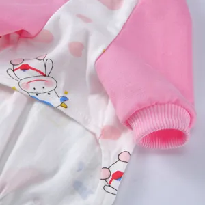 Nahaufnahme des pinkfarbenen Haustier-Pyjamas mit Kuhmuster und Rippbündchen