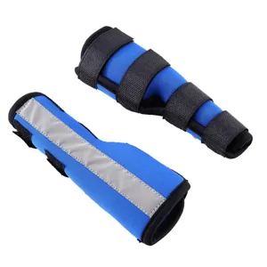 Dettaglio dei tutori blu per zampe di cane con striscia riflettente e cinghie regolabili