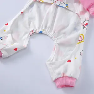 Detailansicht der elastischen rosa Rippbündchen und des Kuhprints auf dem Hunde-Pyjama