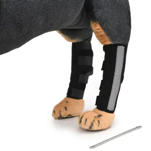 Dettaglio professionale del tutore nero per cani con striscia riflettente e barra di sostegno