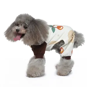 Detailansicht eines Pudels in einem sommerlichen Hunde-Schlafanzug mit Kirschmuster