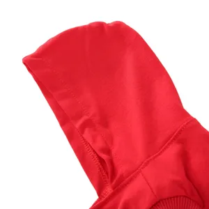Vue détaillée de la capuche rouge pour animaux, gros plan de vêtement doux pour chien et chat.