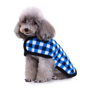 Dettaglio di un mantello in pile a quadri blu e bianchi per cani per il calore invernale