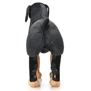 Vista dettagliata delle gaggiere nere per zampe di cane con cinghie protettive.