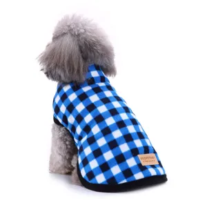 Dettaglio ravvicinato della trama del gilet invernale in pile a scacchi per cani