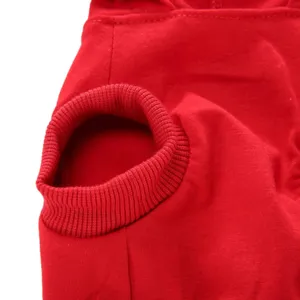 Gros plan détaillé d'un gilet rouge pour animal, tissu tricoté doux avec emmanchure élastique.