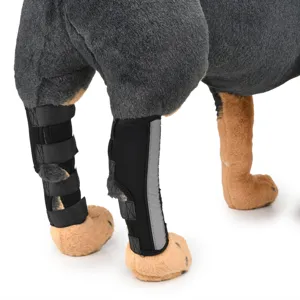 Dettaglio tutore per zampe di cane con strisce riflettenti e velcro per supporto infortuni