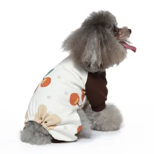 Seitenansicht eines dünnen Hunde-Schlafanzugs mit Kirschdruck an einem Pudel.