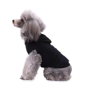 Gros plan détaillé du gilet à capuche pour chien noir uni, montrant le tissu et la capuche.
