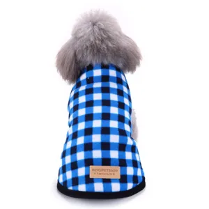 Dettaglio del retro di un gilet in pile per cani con trama a scacchi blu e neri.