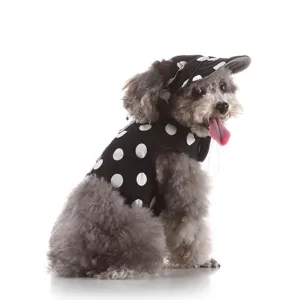 Vista dettagliata del set pettorina e gilet per cani a pois neri e bianchi con cappello.