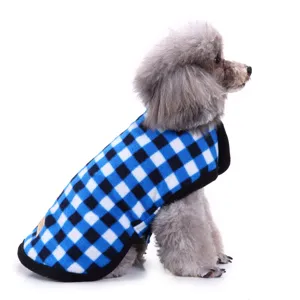 Vista dettagliata del gilet in pile per cani a scacchi blu e nero per il calore invernale