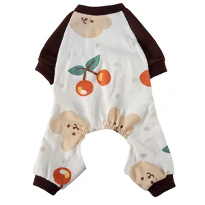 Detailansicht von Haustier-Pyjamas mit niedlichen Kirsch- und Bärenmuster-Prints.