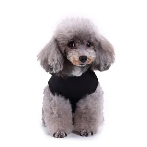 Vue détaillée d'un caniche portant un gilet noir uni pour animaux, montrant la coupe.