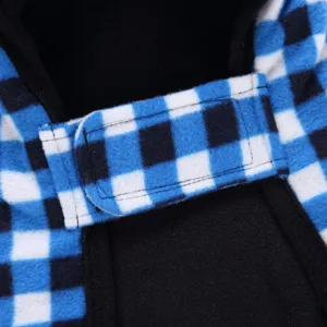 Dettaglio del tessuto in pile a quadri blu e nero e del cinturino in velcro per cani