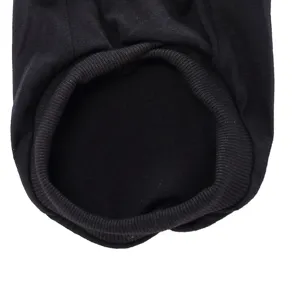 Gros plan sur le col du gilet noir pour animal, montrant les détails en tissu côtelé et coutures.