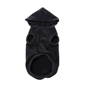 Vue détaillée du sweat à capuche noir uni pour chien, montrant la texture du tissu.
