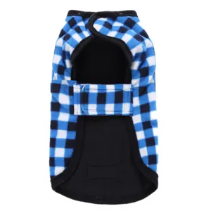 Dettaglio del gilet a quadri blu per cani con calda fodera in pile nero e velcro.