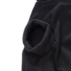 Détail de la manche du gilet pour chien noir, bordure t-shirt animal en coton de qualité.