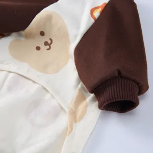 Nahaufnahme des Stoffes für Haustier-Pyjamas mit süßem Bärenprint und Rippbündchen