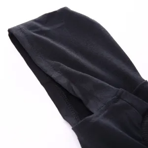Gros plan des details du sweat a capuche noir uni pour chien, coutures et tissu doux.