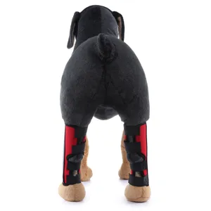 Vista posteriore di tutori per zampe di cane rossi e neri su un modello di peluche