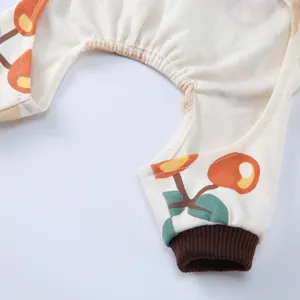 Detailansicht eines Haustier-Pyjamas mit Kirschmuster und braunem Rippbündchen.
