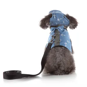 Set guinzaglio e pettorina per cani in denim blu con ancura e cappello riflettente.
