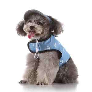 Vista dettagliata gilet per animali con motivo ancora blu e cappellino coordinato traspirante