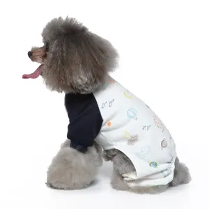 Seitenansicht eines grauen Pudels in einem weißen Hunde-Schlafanzug mit Kritzelmuster
