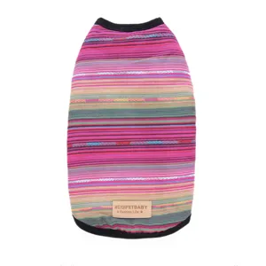 Dettaglio del gilet invernale per cani a righe multicolori con toppa in pelle distintiva