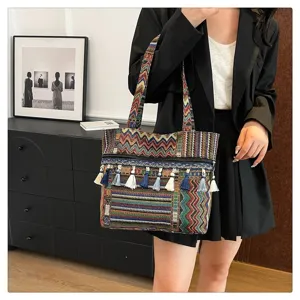Vista detallada del bolso tote étnico de colores con borlas llevado por una modelo