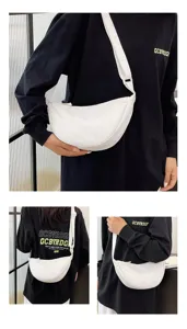 Bolso de nailon blanco tipo media luna usado por modelo en estilo informal