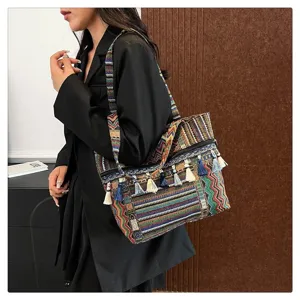 Vista detallada del bolso de estilo étnico con patrones coloridos y borlas decorativas