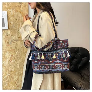 Bolso tote tejido de estilo étnico con borlas de colores y patrones geométricos