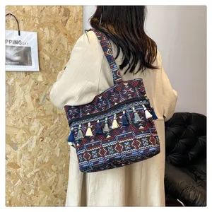 Bolso bandolera vintage de estilo étnico con borlas de colores y motivos retro