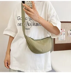 Primer plano del bolso bandolera de nailon verde con forma de media luna