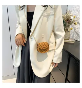 Vista detallada de un mini bolso bandolera vintage con estampado de monogramas en una modelo