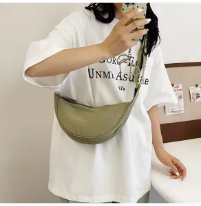 Bolso bandolera de nailon verde aguacate a la moda usado por una modelo en un estilo casual