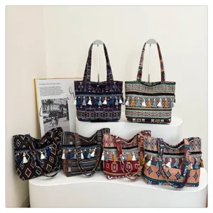 Colección de bolsos tote étnicos tejidos con patrones coloridos y borlas decorativas