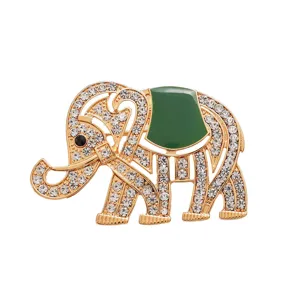 Vue détaillée d'une broche éléphant dorée avec des strass et de l'émail vert