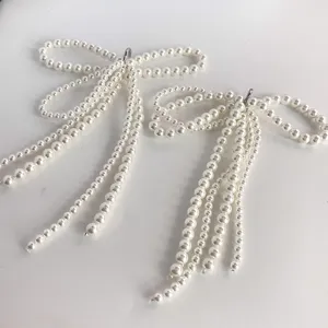 Détails de breloques de chaussures élégantes en perles blanches avec de longs glands perlés