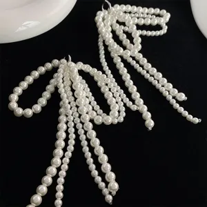 Vue macro de breloques nœuds en perles blanches élégantes pour baskets et chaussures