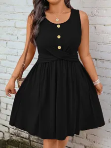 Schwarzes ärmelloses Plus-Size-Kleid mit Zierknöpfen und gekreuztem Taillendetail für Damen.