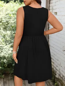 Plus Size schlichtes schwarzes ärmelloses Plissee Freizeitkleid Damen Detailansicht hinten.