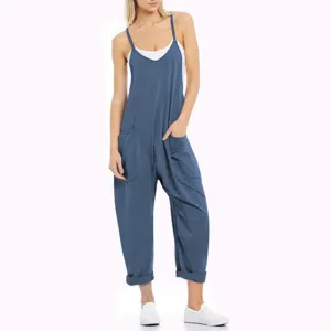 Lockerer blauer Damen Jumpsuit mit grossen Taschen, ärmellos für komfortablen Alltag.