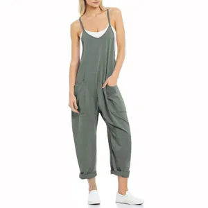 Lockerer ärmelloser grüner Overall im Detail mit Taschen und weichem Stoff für Damen.