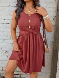 Detailansicht des weinroten ärmellosen Plus-Size-Kleides mit Knöpfen und Taillenkreuzung.
